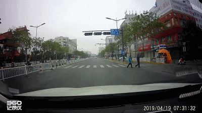 平安春运 交警同行 危险一刻！头部遭碾压头盔真保命！(图3)