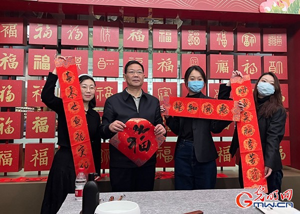 【新春走基层】新春时节话春联 上下联您贴对了吗？(图1)