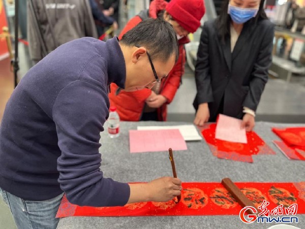 【新春走基层】新春时节话春联 上下联您贴对了吗？(图2)