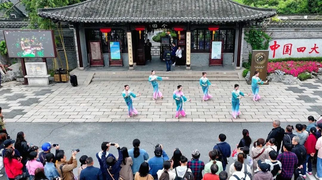 假期首日扬州景区接待游客数量同比增长近六成(图1) 假期首日扬州景区接待游客数量同比增长近六成(图1)
