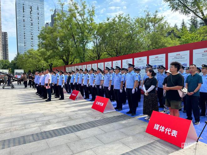 陕西省侵权假冒伪劣商品统一销毁行动在西安启动(图4) 陕西省侵权假冒伪劣商品统一销毁行动在西安启动(图4)
