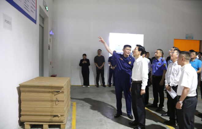 保安全守底线!区委书记陆方舟实地检查指导安全生产和火灾隐患挂牌督办点位整改工作(图2) 保安全守底线!区委书记陆方舟实地检查指导安全生产和火灾隐患挂牌督办点位整改工作(图2)