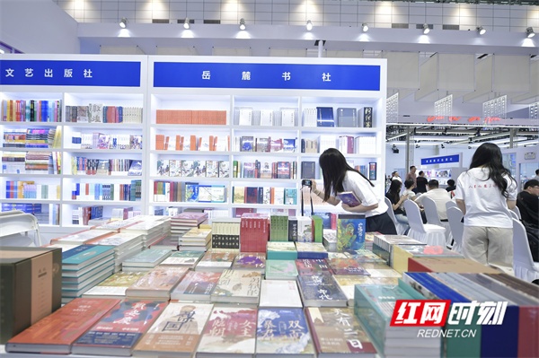 “湘”遇书博丨百种精品图书+首批文创好物 岳麓书社惊艳书博会(图3) “湘”遇书博丨百种精品图书+首批文创好物 岳麓书社惊艳书博会(图3)