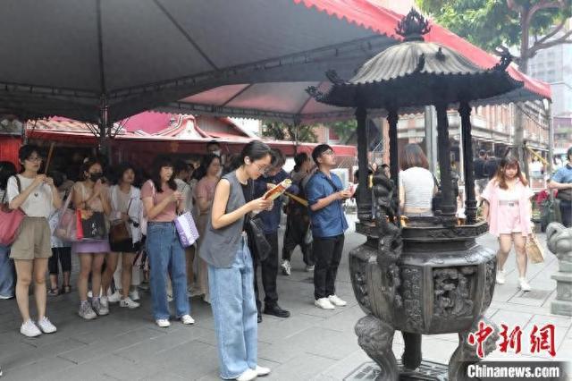 台湾各地迎七夕 台北霞海城隍庙香火旺(图1)