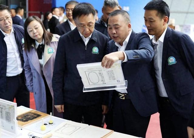 古代雕版印刷这门“冷门绝学”亮相2024天府书展达州分展场(图1) 古代雕版印刷这门“冷门绝学”亮相2024天府书展达州分展场(图1)