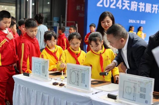古代雕版印刷这门“冷门绝学”亮相2024天府书展达州分展场(图2) 古代雕版印刷这门“冷门绝学”亮相2024天府书展达州分展场(图2)