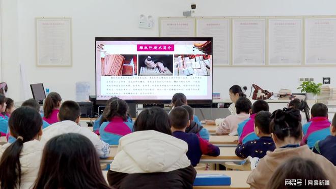拜城县开展“传承文化 温润心灵”手不释卷——雕版印刷体验活动(图1)